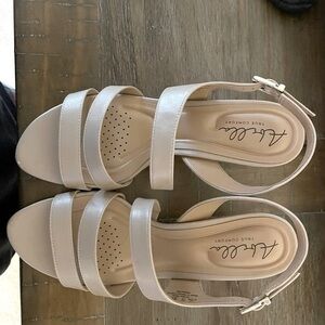 Abelka size 9 with 1 1/2 inch heel